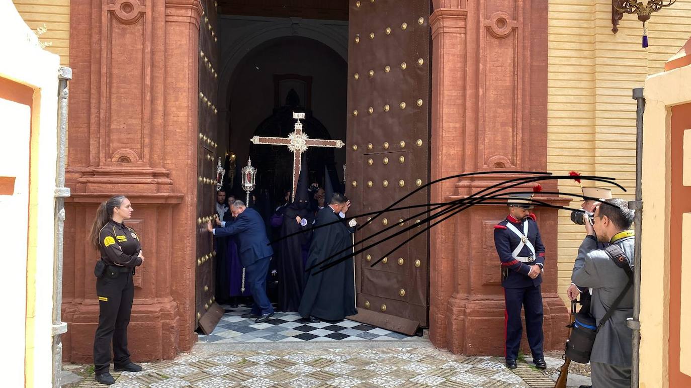 Primeros momentos de la estación de penitencia de la Hermandad de San Bernardo