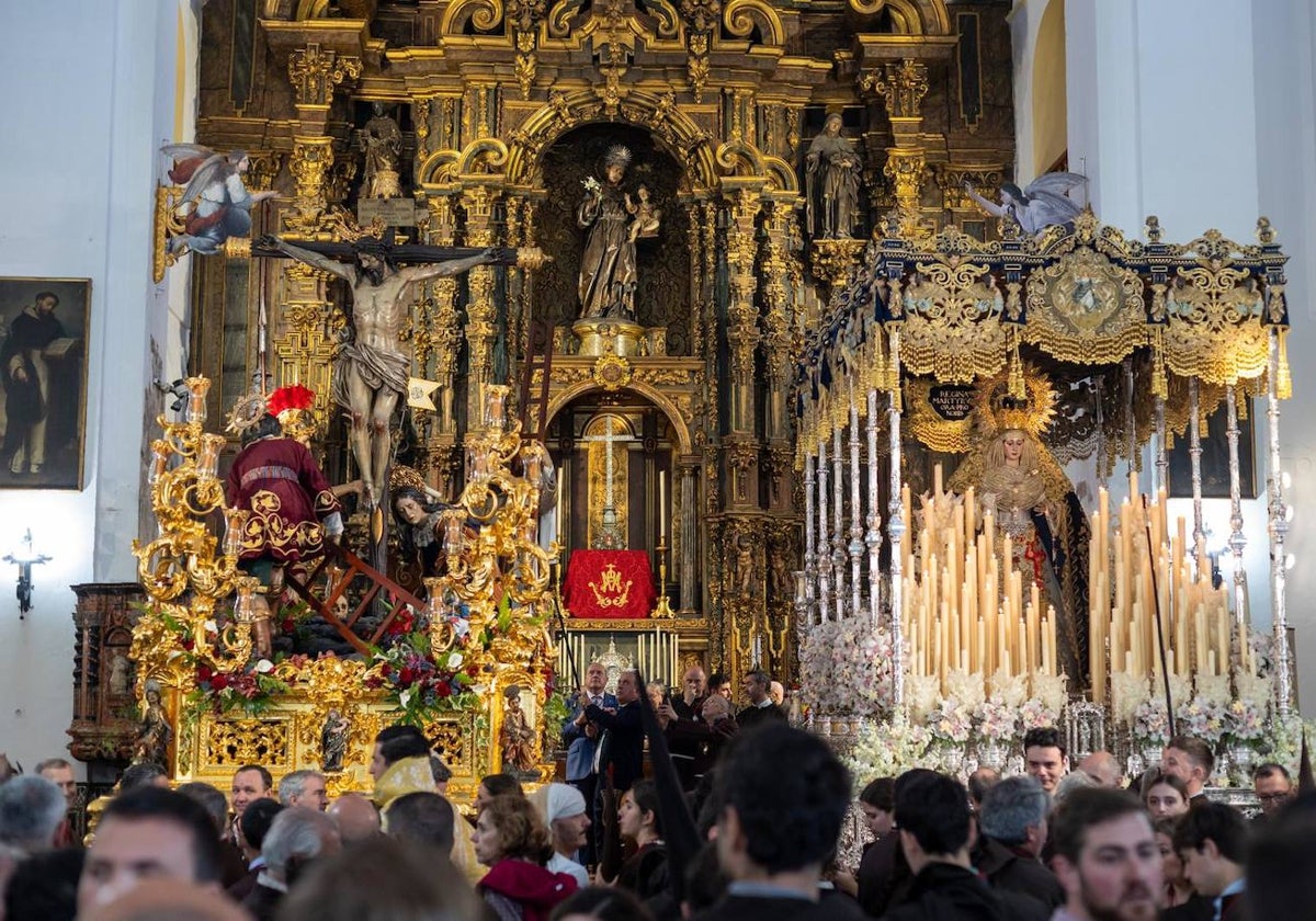 El Cristo del Buen Fin y la Virgen de la Palma antes que de comienzo su estación de penitencia