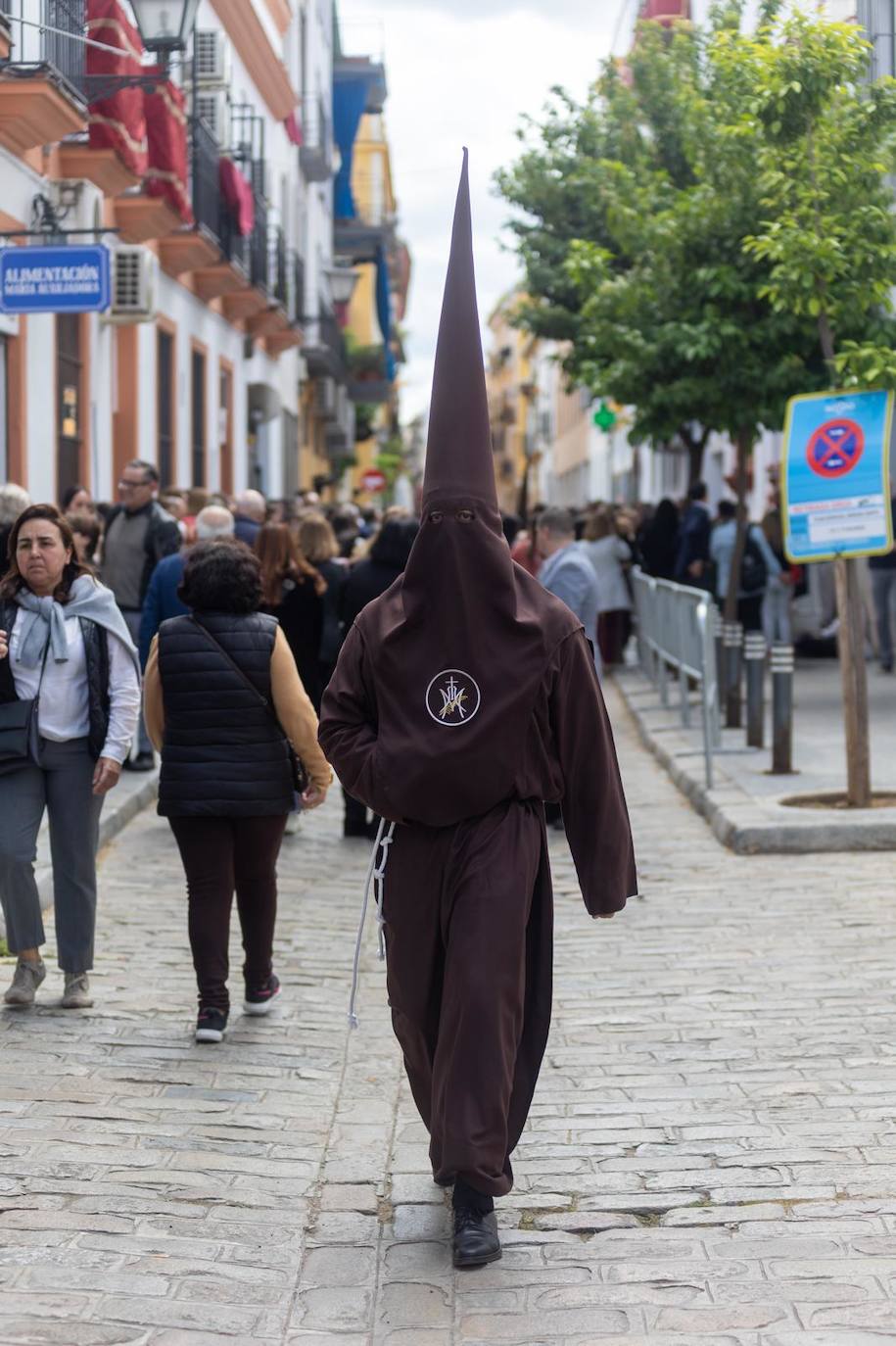 Fieles de la Hermandad del Buen Fin se preparan para la estación de penitencia