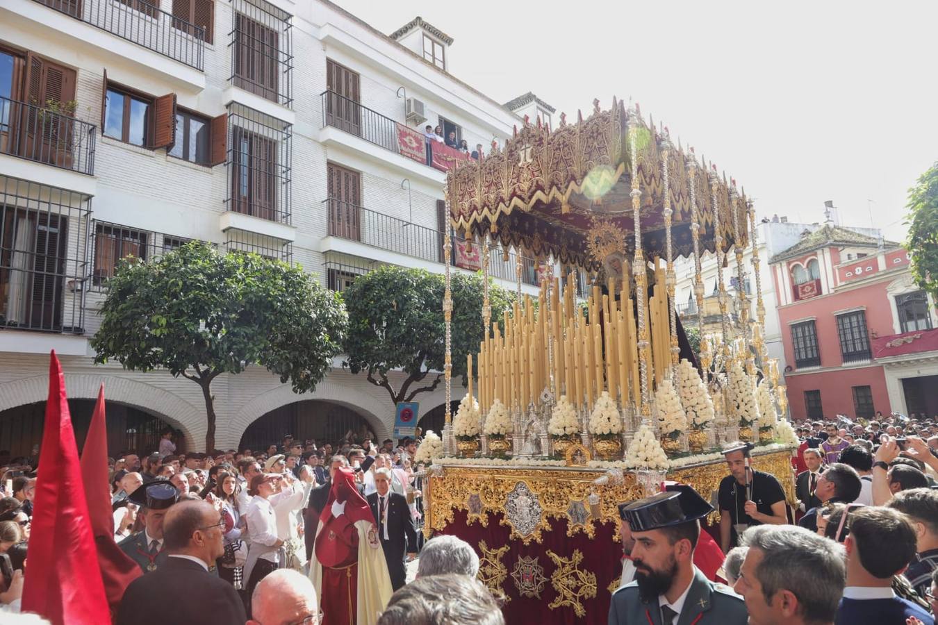 El sol ha brillado en la salida de la hermandad de La Lanzada, en la iglesia de San Martín