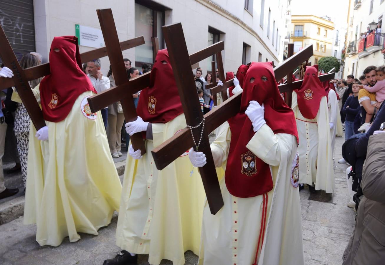 El sol ha brillado en la salida de la hermandad de La Lanzada, en la iglesia de San Martín