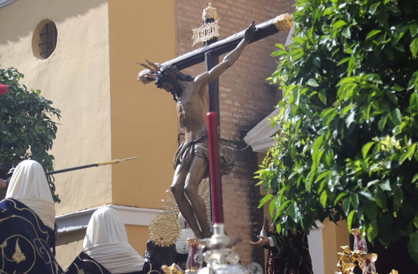El sol ha brillado en la salida de la hermandad de La Lanzada, en la iglesia de San Martín