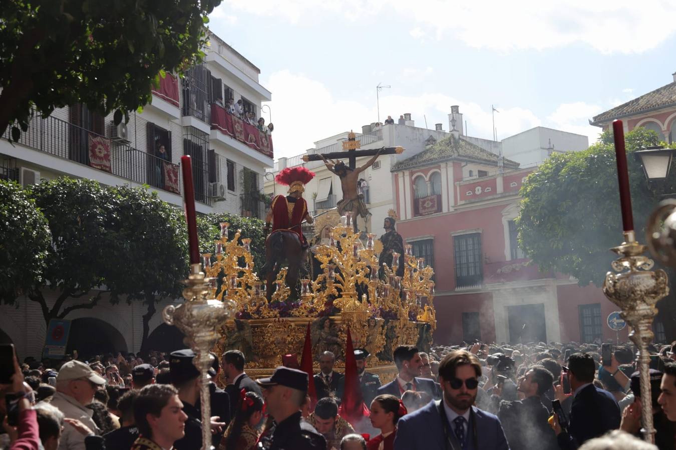 El sol ha brillado en la salida de la hermandad de La Lanzada, en la iglesia de San Martín