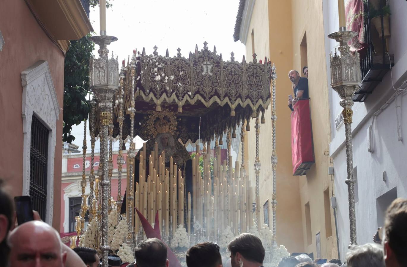 El sol ha brillado en la salida de la hermandad de La Lanzada, en la iglesia de San Martín