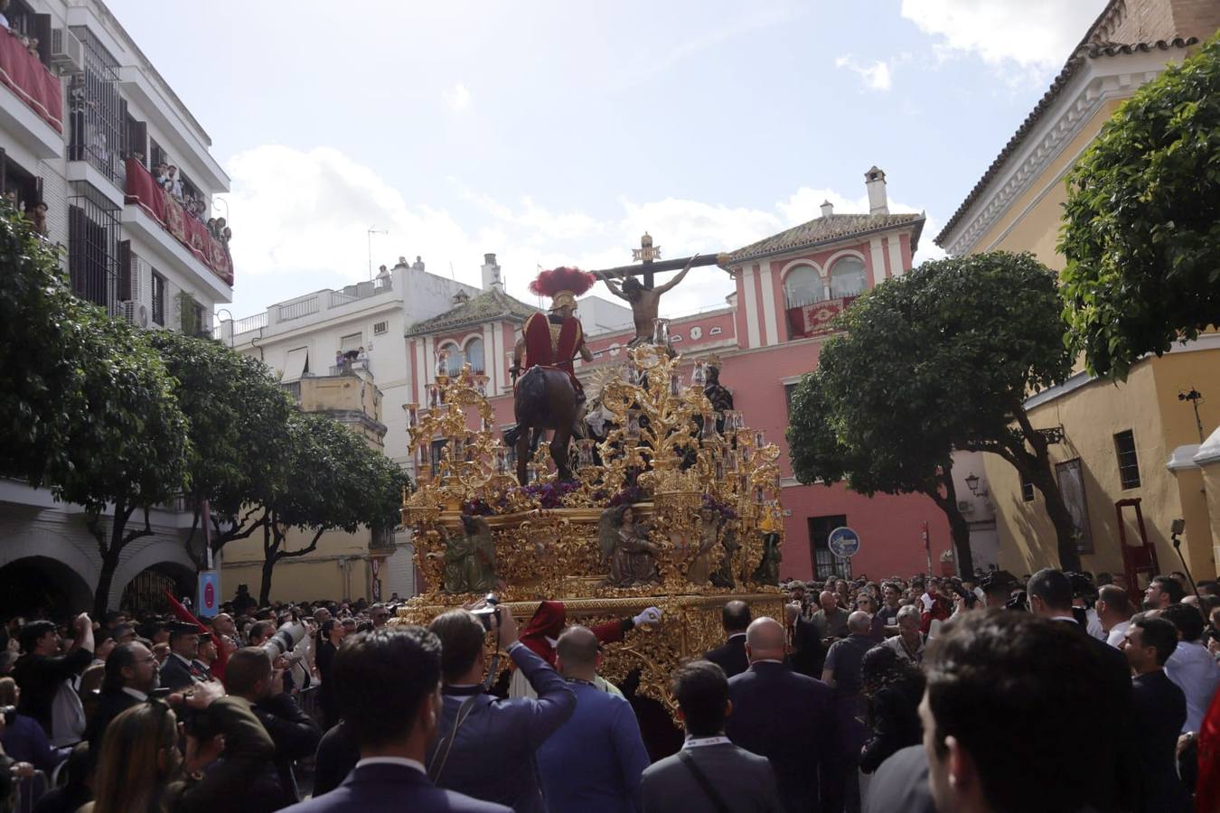 El sol ha brillado en la salida de la hermandad de La Lanzada, en la iglesia de San Martín