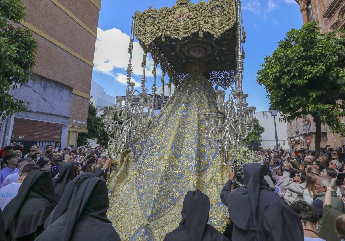 El manto de la Virgen de la Consolación luciendo este Miércoles Santo