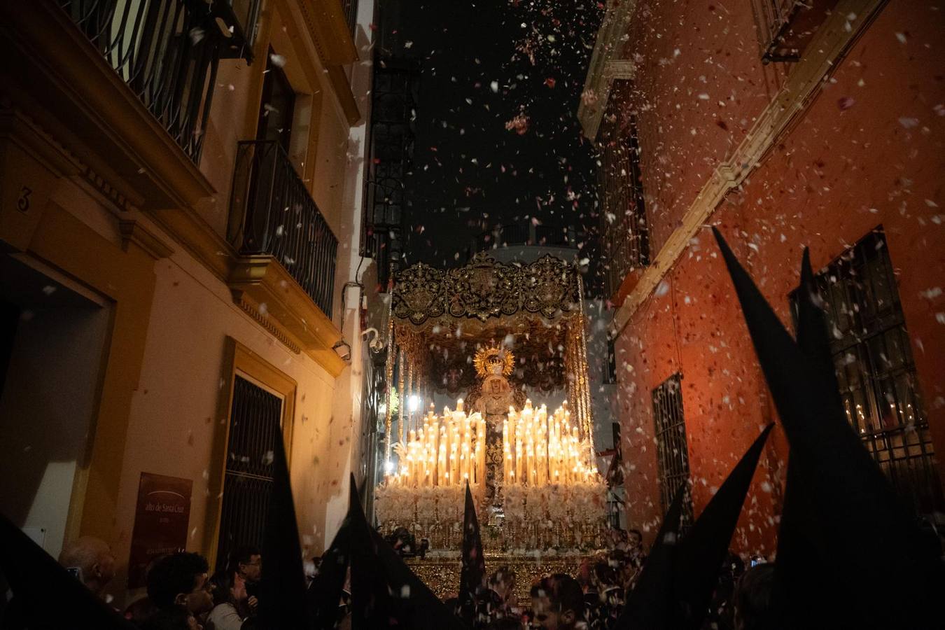La Virgen del Refugio recibió una petalada en la estrechez de la calle Fabiola
