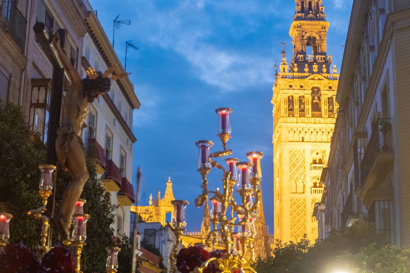 El crucificado de San Bernardo, en su camino de vuelta a su barrio