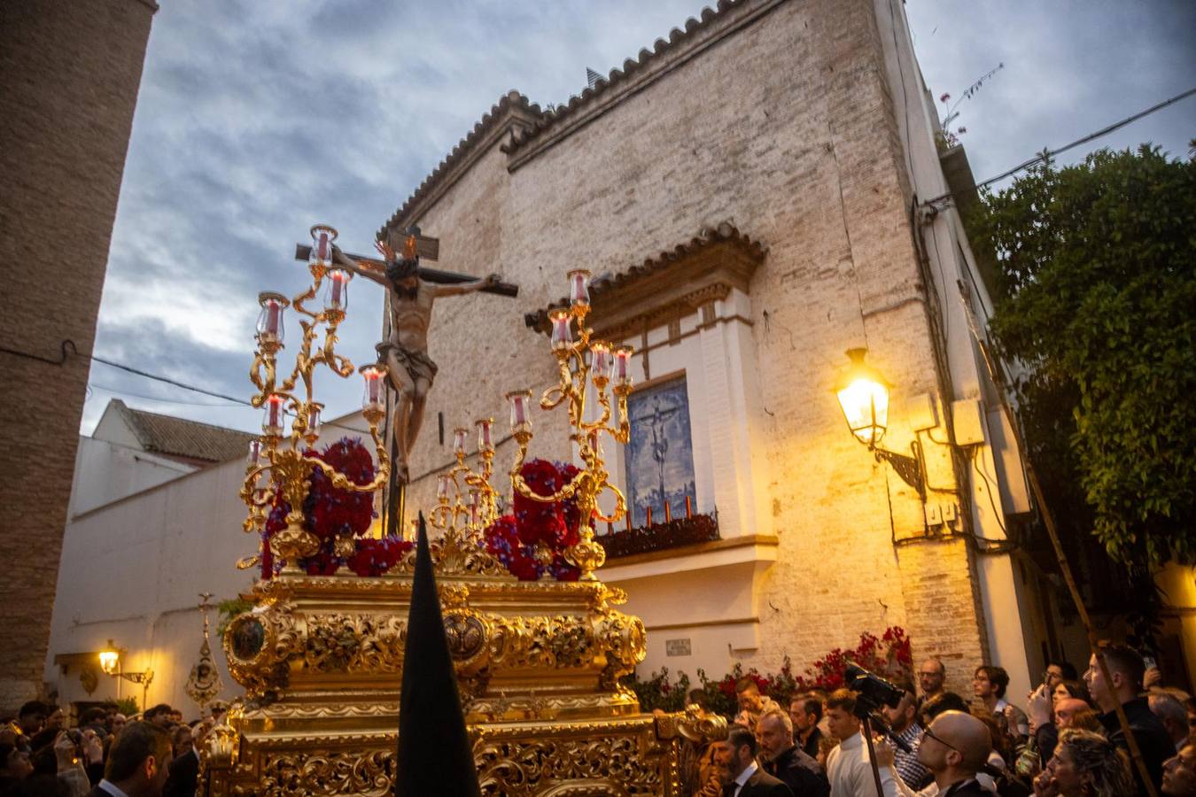 El crucificado de San Bernardo, en su camino de vuelta a su barrio