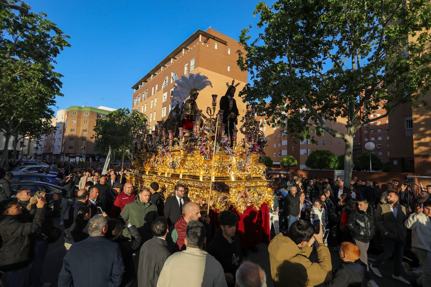 Regreso de la Hermandad del Polígono San Pablo a su barrio desde Los Gitanos