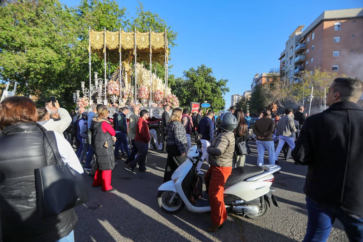 Regreso de la Hermandad del Polígono San Pablo a su barrio desde Los Gitanos