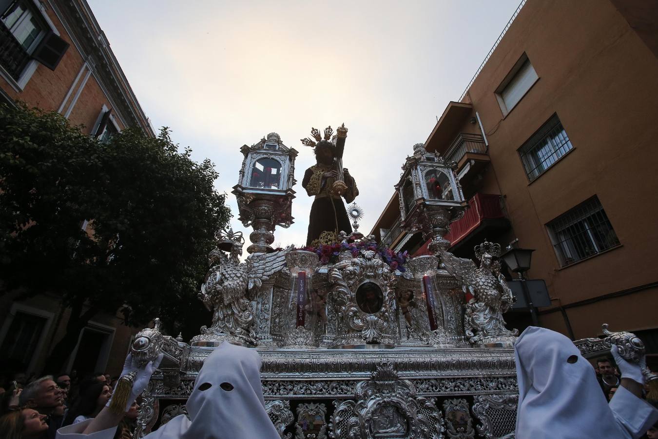 Desde la parroquia de San Vicente sale la hermandad de Las Siete Palabras