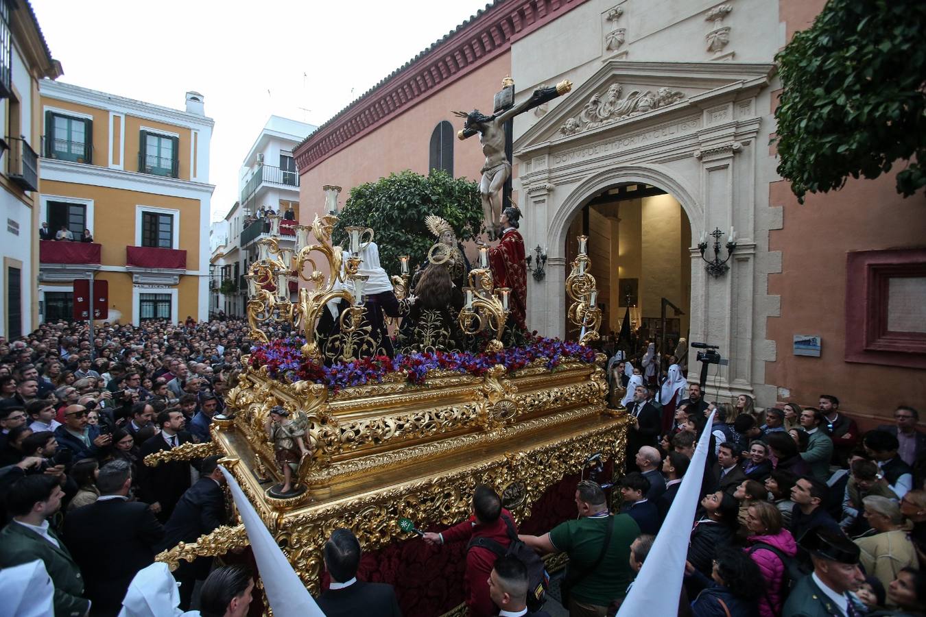 Desde la parroquia de San Vicente sale la hermandad de Las Siete Palabras