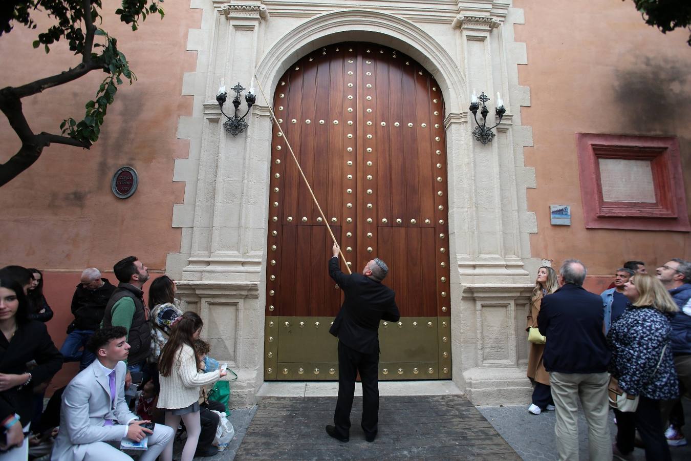 Desde la parroquia de San Vicente sale la hermandad de Las Siete Palabras