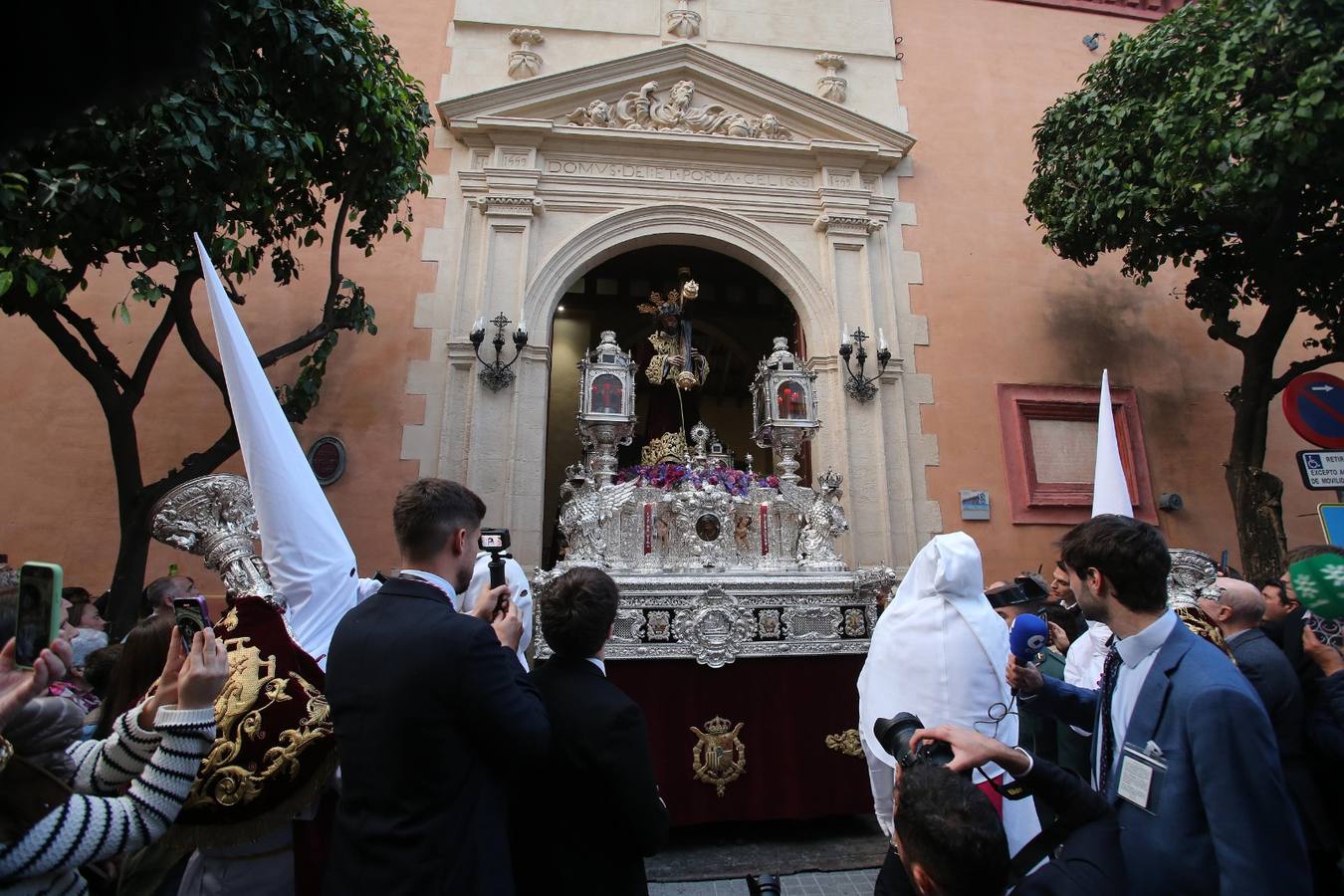 Desde la parroquia de San Vicente sale la hermandad de Las Siete Palabras