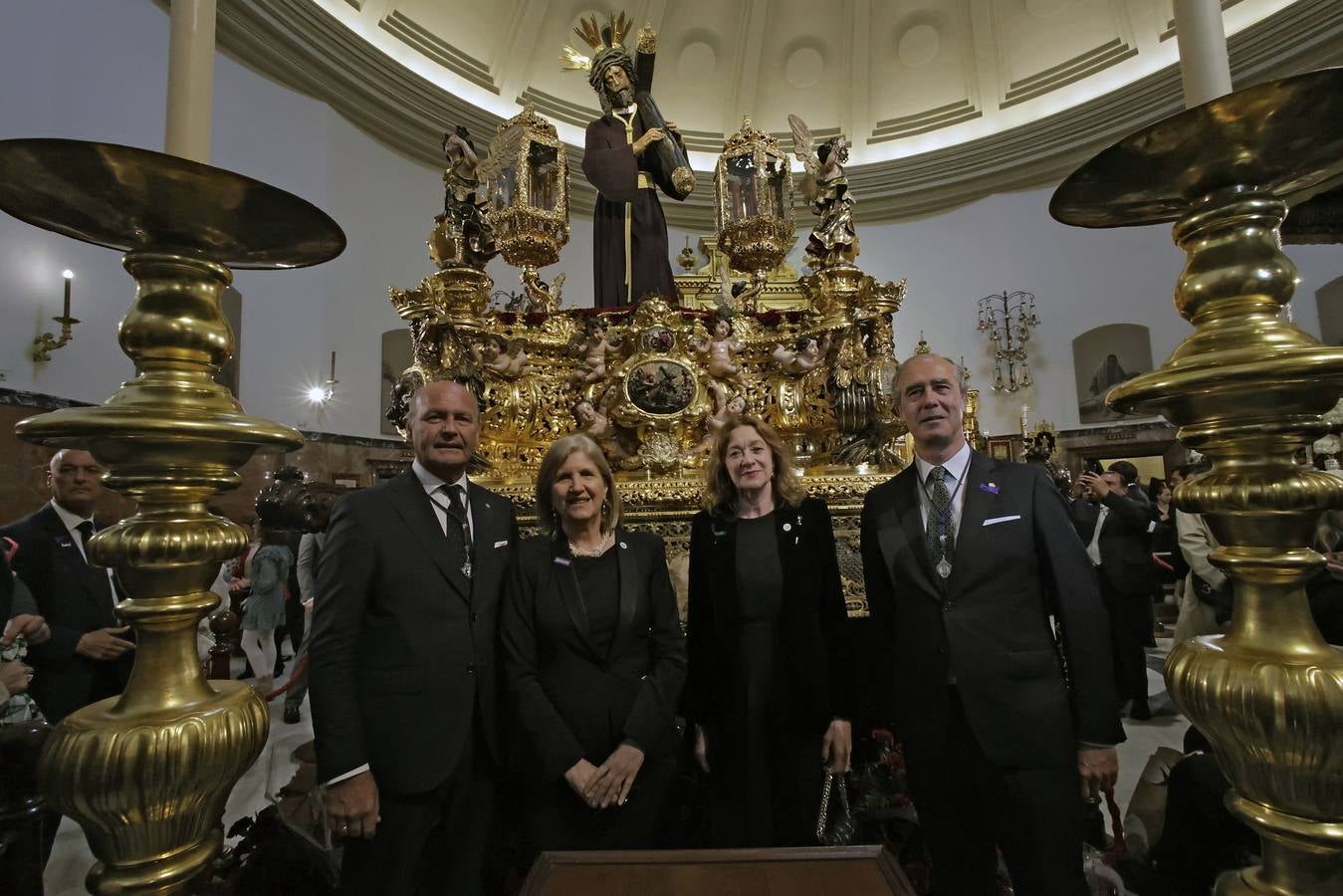 Muchas mantillas se han visto este Jueves Santo en los templos de las hermandades de la Madrugá