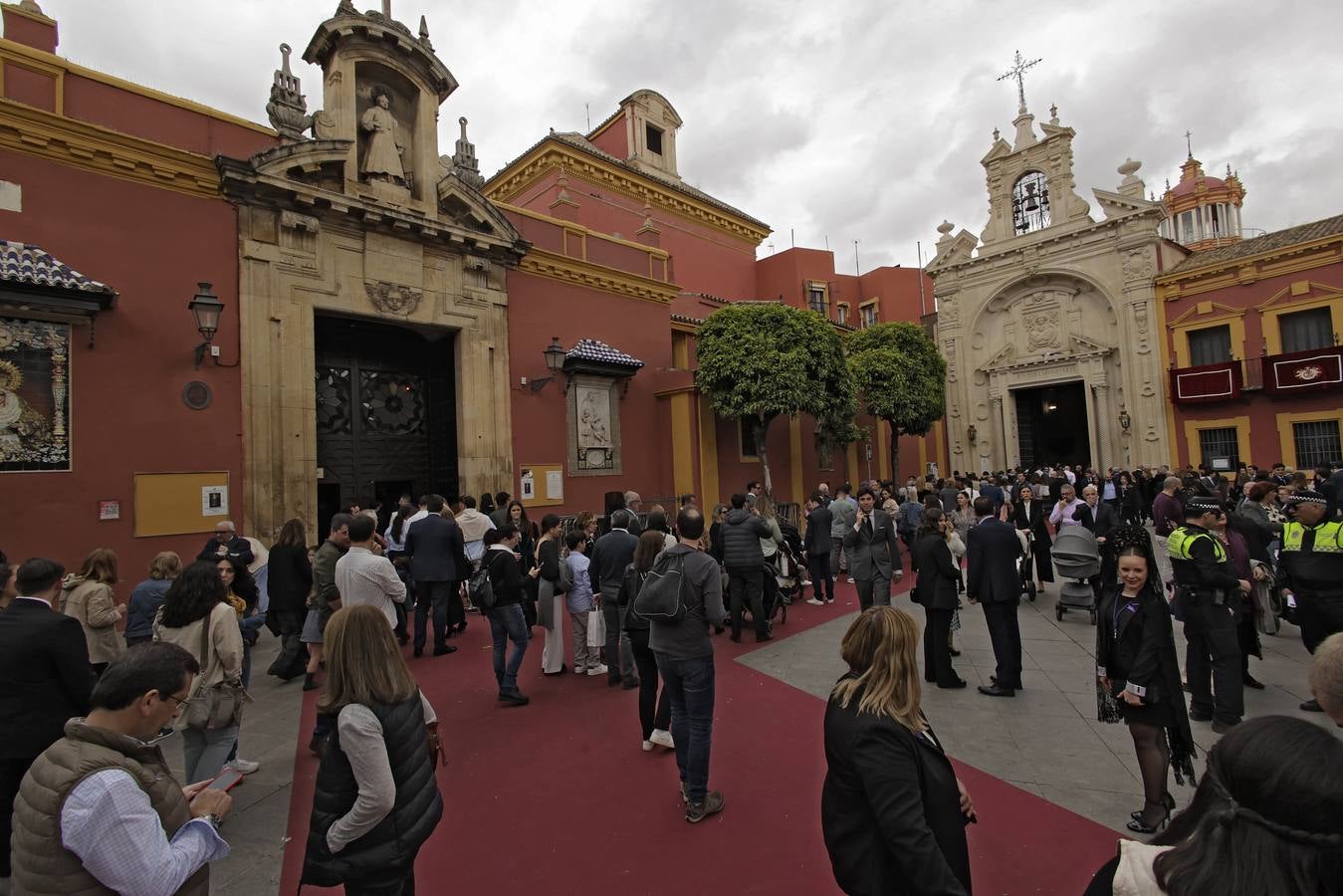 Muchas mantillas se han visto este Jueves Santo en los templos de las hermandades de la Madrugá