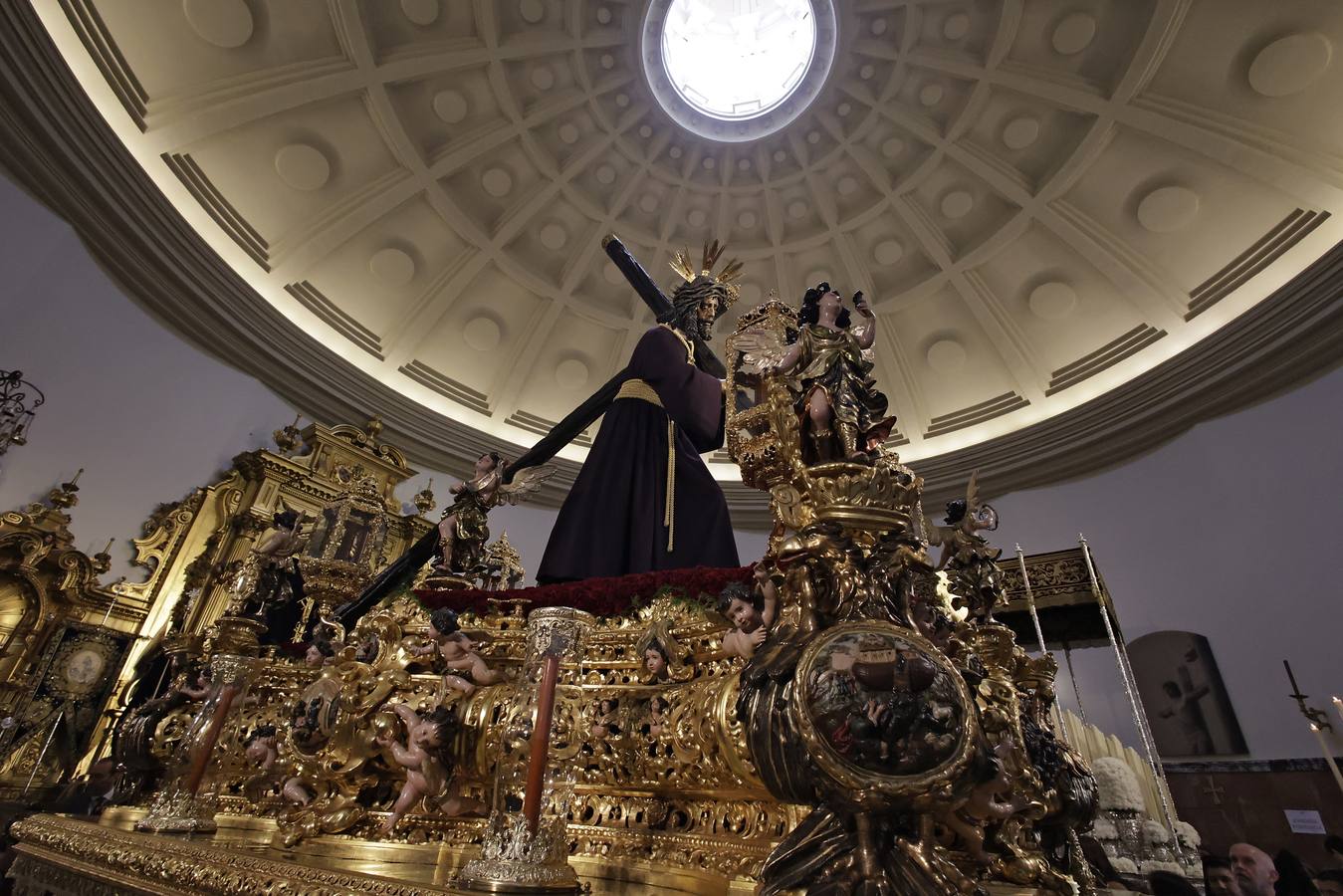 Muchas mantillas se han visto este Jueves Santo en los templos de las hermandades de la Madrugá