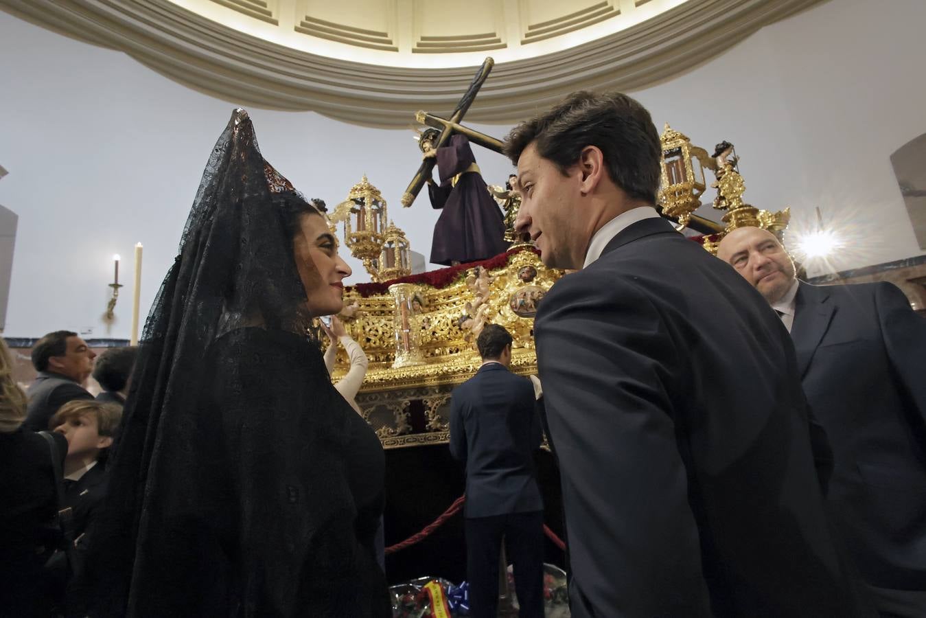 Muchas mantillas se han visto este Jueves Santo en los templos de las hermandades de la Madrugá