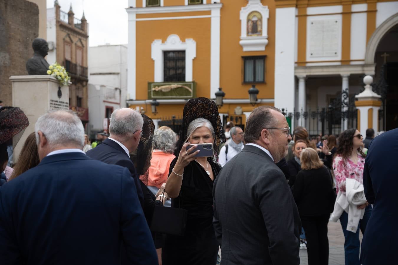 Muchas mantillas se han visto este Jueves Santo en los templos de las hermandades de la Madrugá
