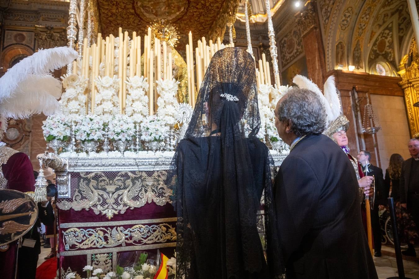 Muchas mantillas se han visto este Jueves Santo en los templos de las hermandades de la Madrugá
