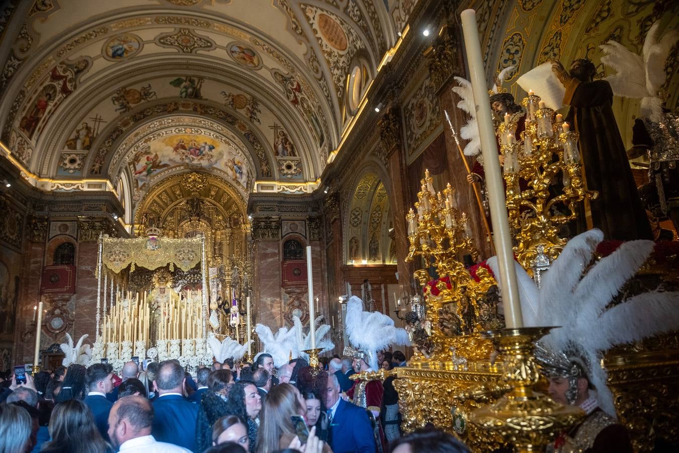 Muchas mantillas se han visto este Jueves Santo en los templos de las hermandades de la Madrugá