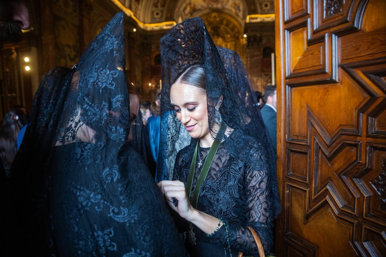 Muchas mantillas se han visto este Jueves Santo en los templos de las hermandades de la Madrugá