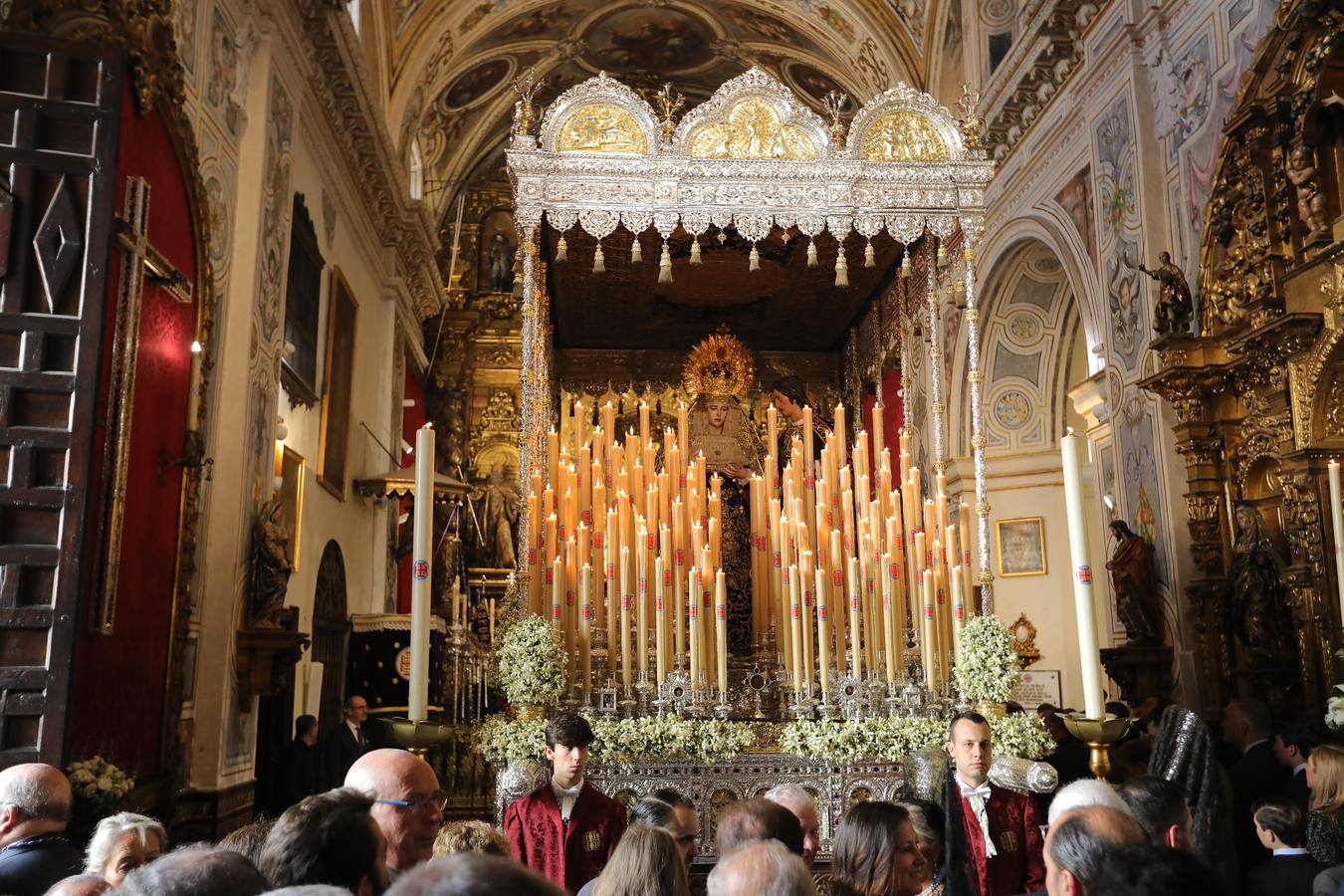 Muchas mantillas se han visto este Jueves Santo en los templos de las hermandades de la Madrugá