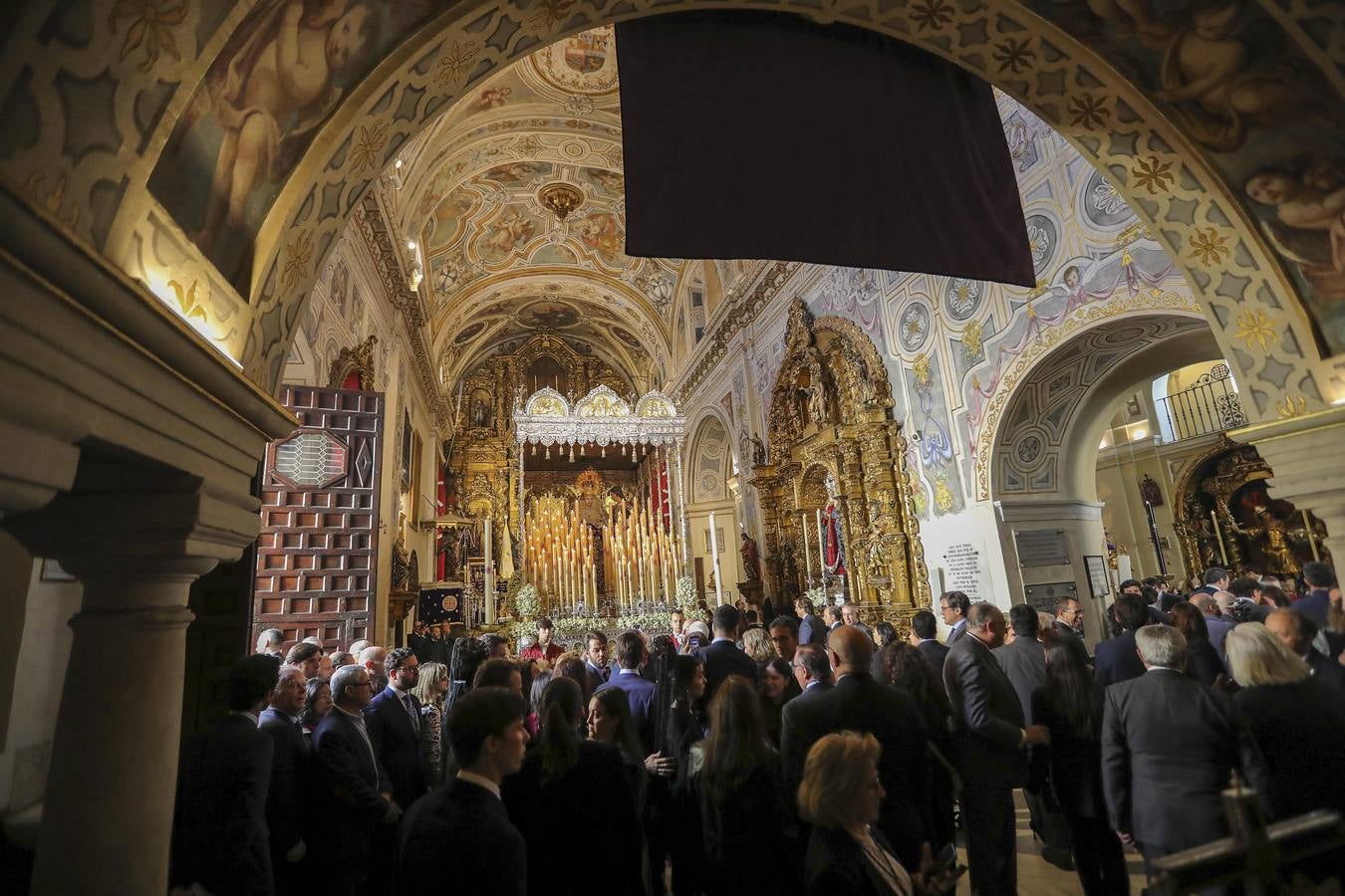 Muchas mantillas se han visto este Jueves Santo en los templos de las hermandades de la Madrugá