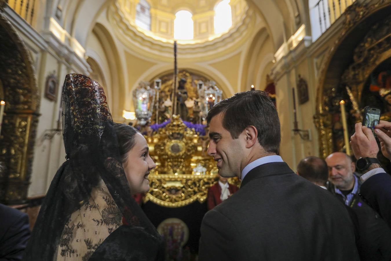 Muchas mantillas se han visto este Jueves Santo en los templos de las hermandades de la Madrugá