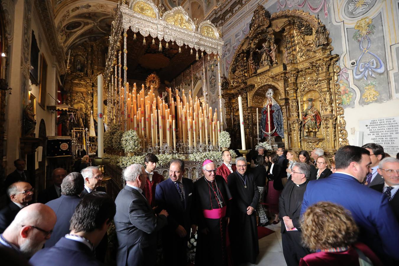 Muchas mantillas se han visto este Jueves Santo en los templos de las hermandades de la Madrugá