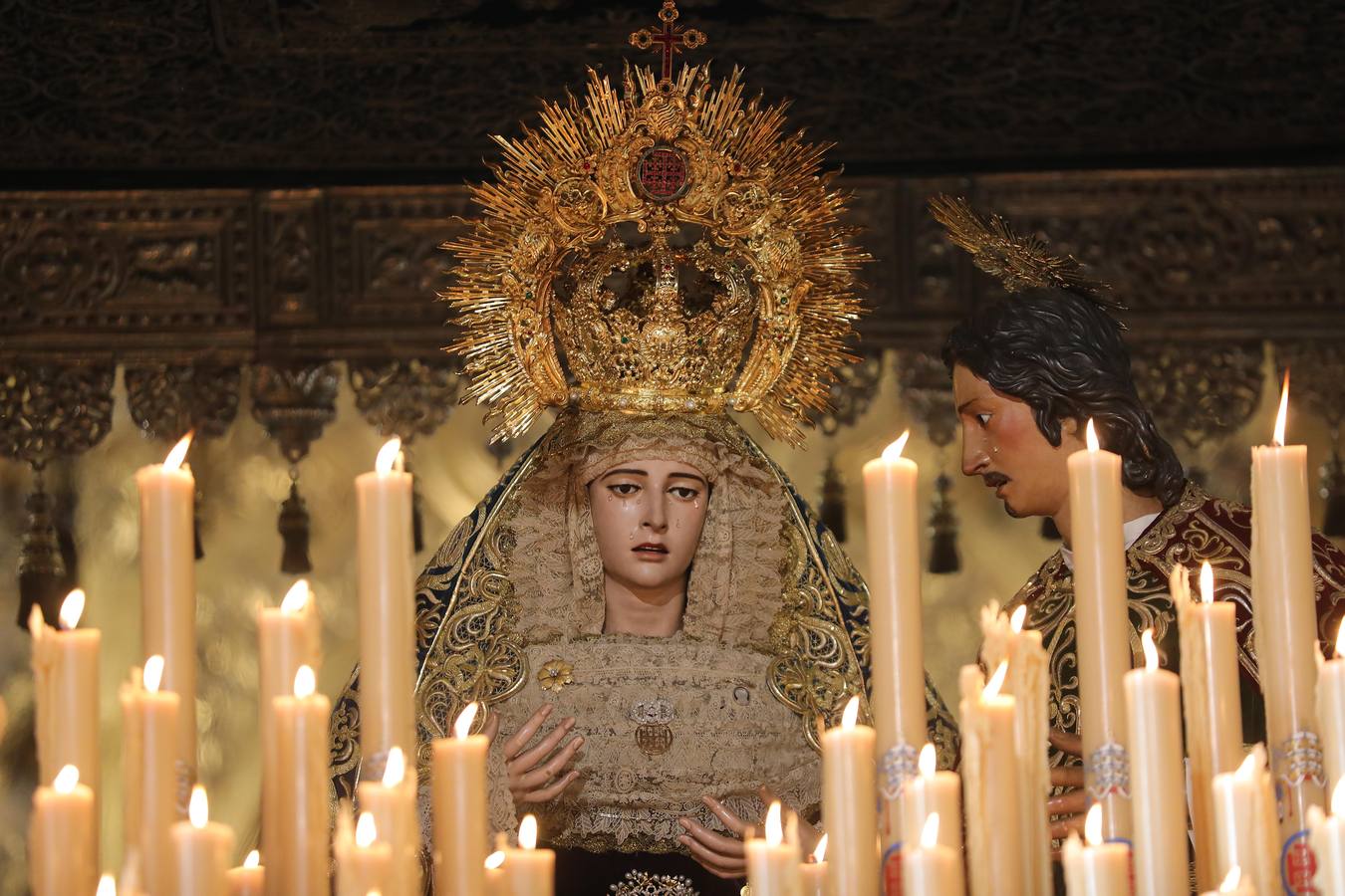Muchas mantillas se han visto este Jueves Santo en los templos de las hermandades de la Madrugá