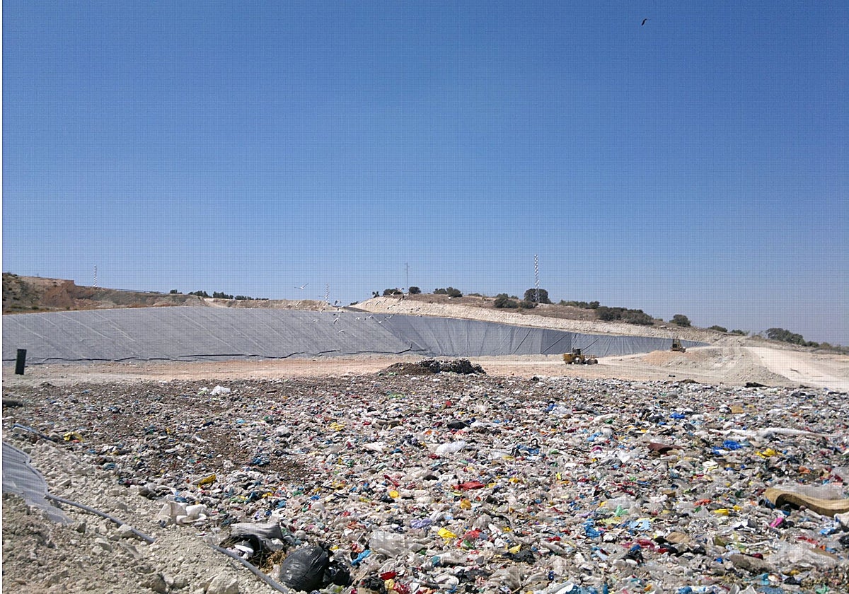 Basura acumulada en la planta en Estepa, en una imagen de archivo