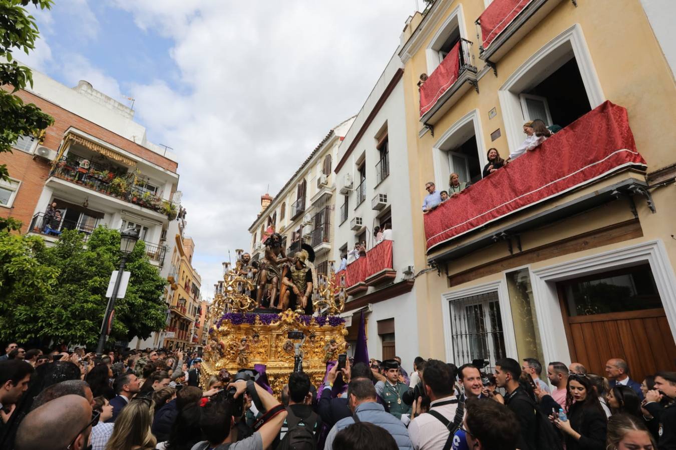 Salida de Jesús Atado a la Columna y de la Virgen de la Victoria, de la hermandad de las Cigarreras