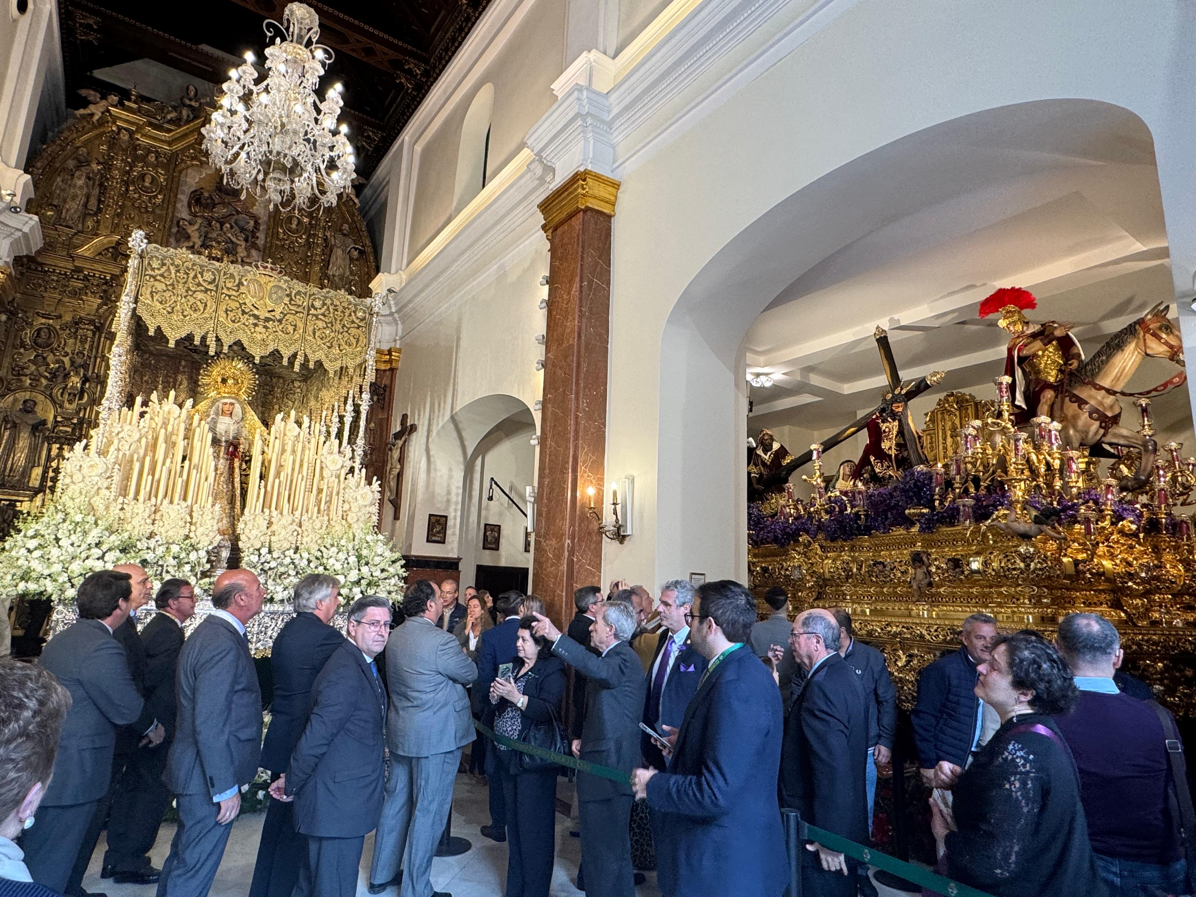 Muchas mantillas se han visto este Jueves Santo en los templos de las hermandades de la Madrugá