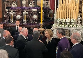 La Reina Sofía contempla la salida de la Quinta Angustia en la Magdalena durante el Jueves Santo en Sevilla
