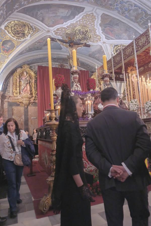 Muchas mantillas se han visto este Jueves Santo en los templos de las hermandades de la Madrugá