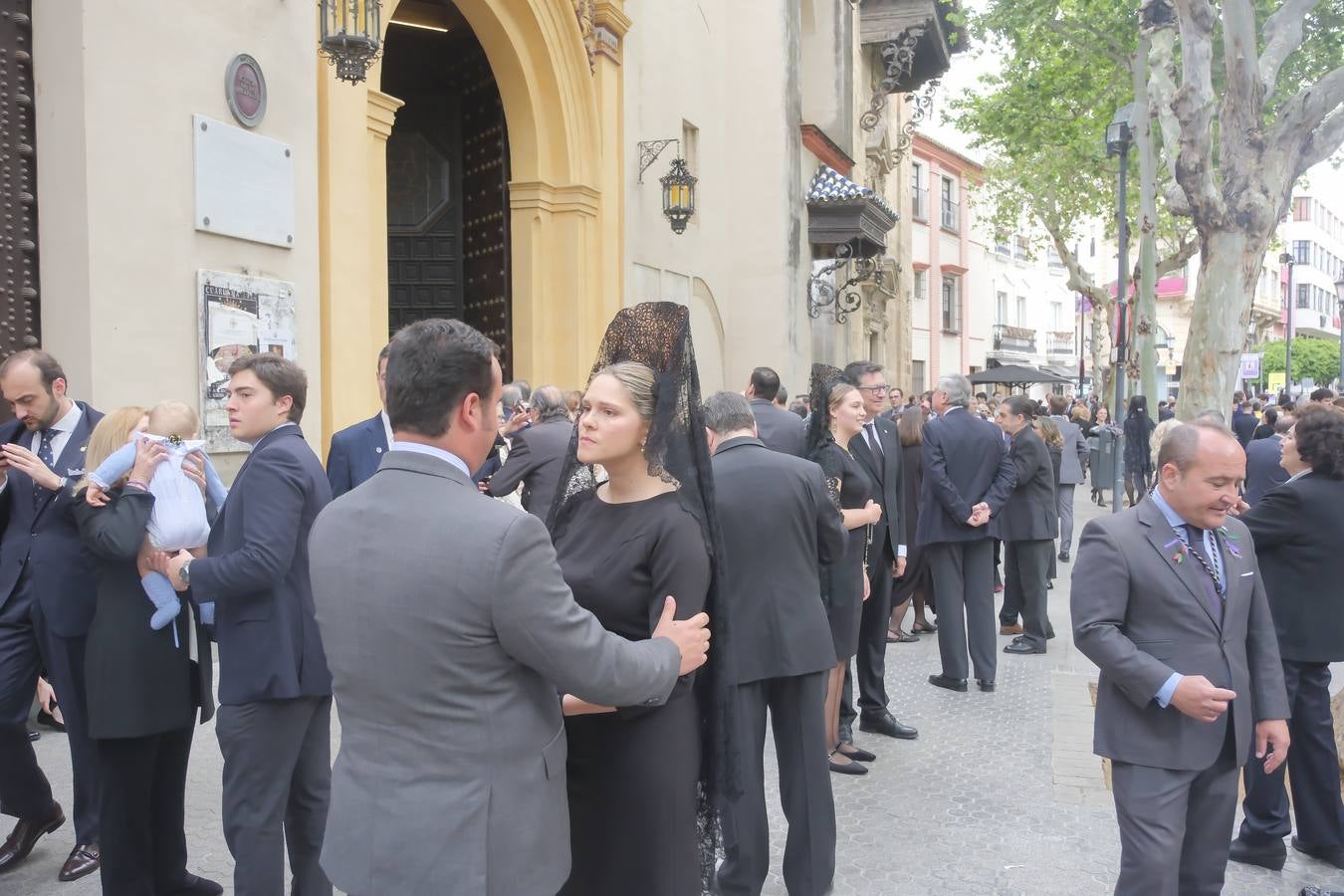 Muchas mantillas se han visto este Jueves Santo en los templos de las hermandades de la Madrugá