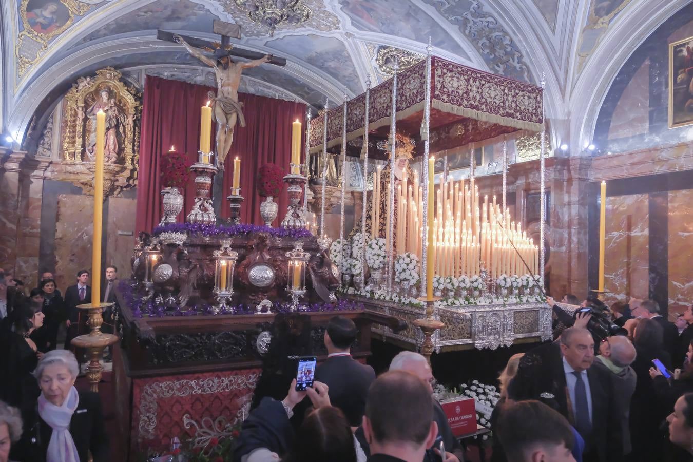 Muchas mantillas se han visto este Jueves Santo en los templos de las hermandades de la Madrugá