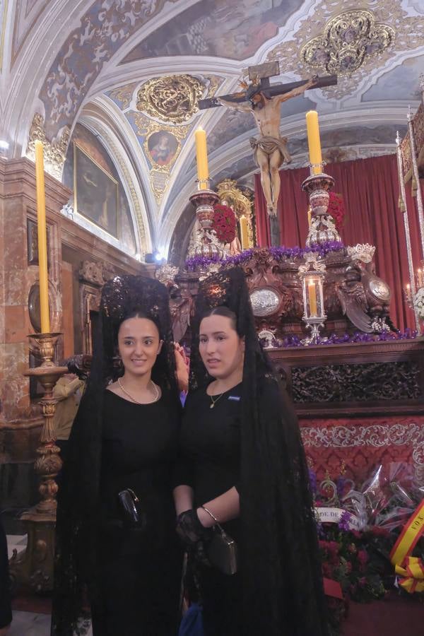 Muchas mantillas se han visto este Jueves Santo en los templos de las hermandades de la Madrugá