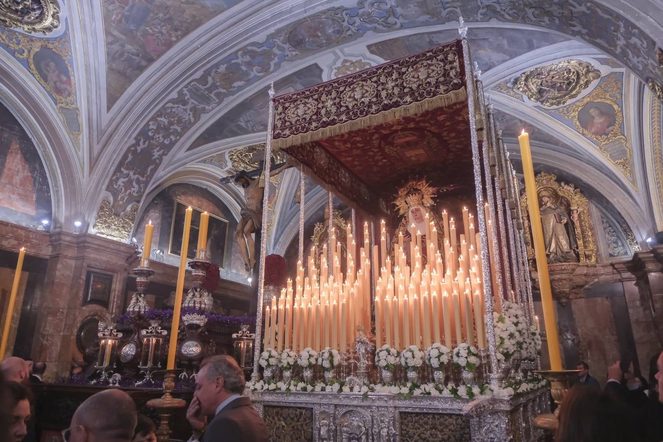 Muchas mantillas se han visto este Jueves Santo en los templos de las hermandades de la Madrugá