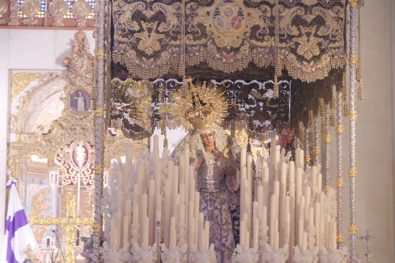 Muchas mantillas se han visto este Jueves Santo en los templos de las hermandades de la Madrugá