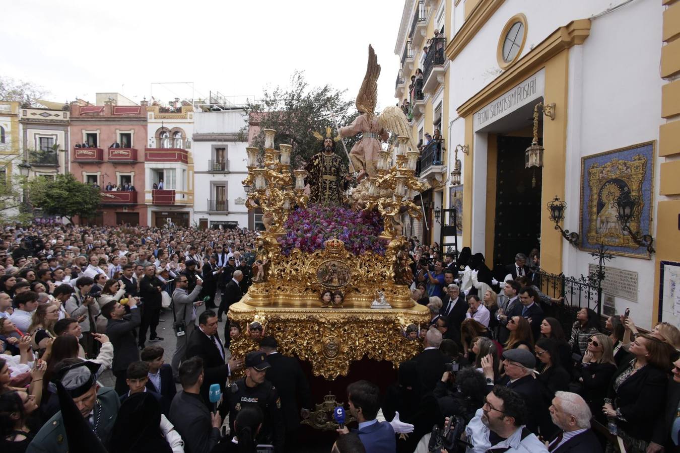 Un escuadrón de Caballería de la Policía Nacional escolta a la cluz de guía de la hermandad de Montesión 