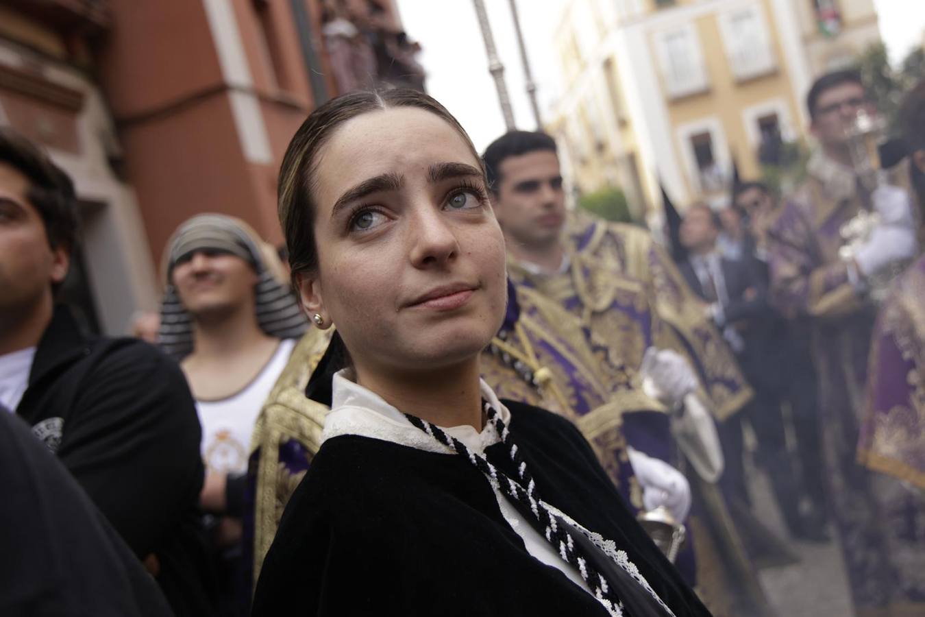 Un escuadrón de Caballería de la Policía Nacional escolta a la cluz de guía de la hermandad de Montesión 