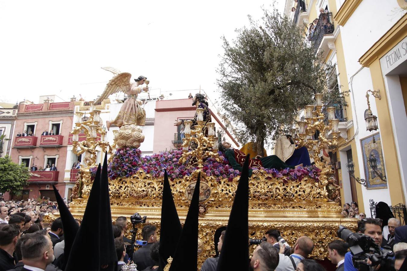 Un escuadrón de Caballería de la Policía Nacional escolta a la cluz de guía de la hermandad de Montesión 