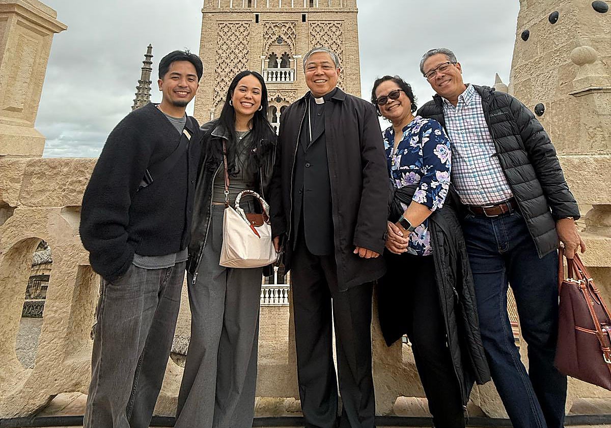 Monseñor Bernardito Auza junto a su familia