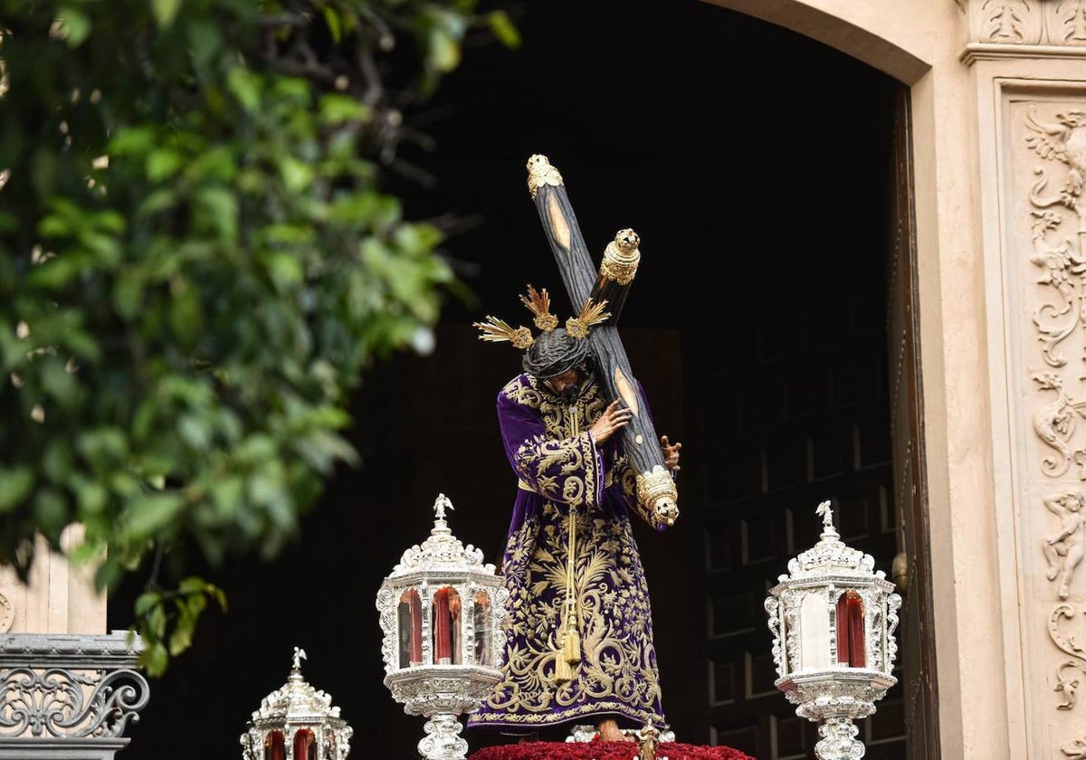 Jesús de la Pasión a su salida de la iglesia de El Salvador este Jueves Santo
