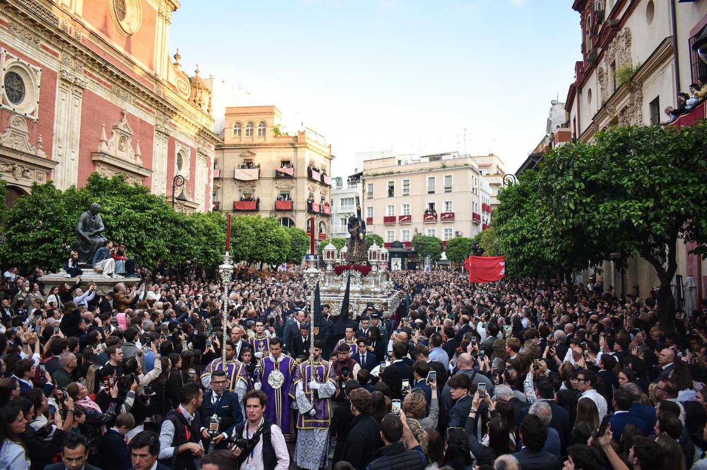 Multitud de fieles aguardan en la plaza del Salvador para ver la salida de la Hermandad de Pasión