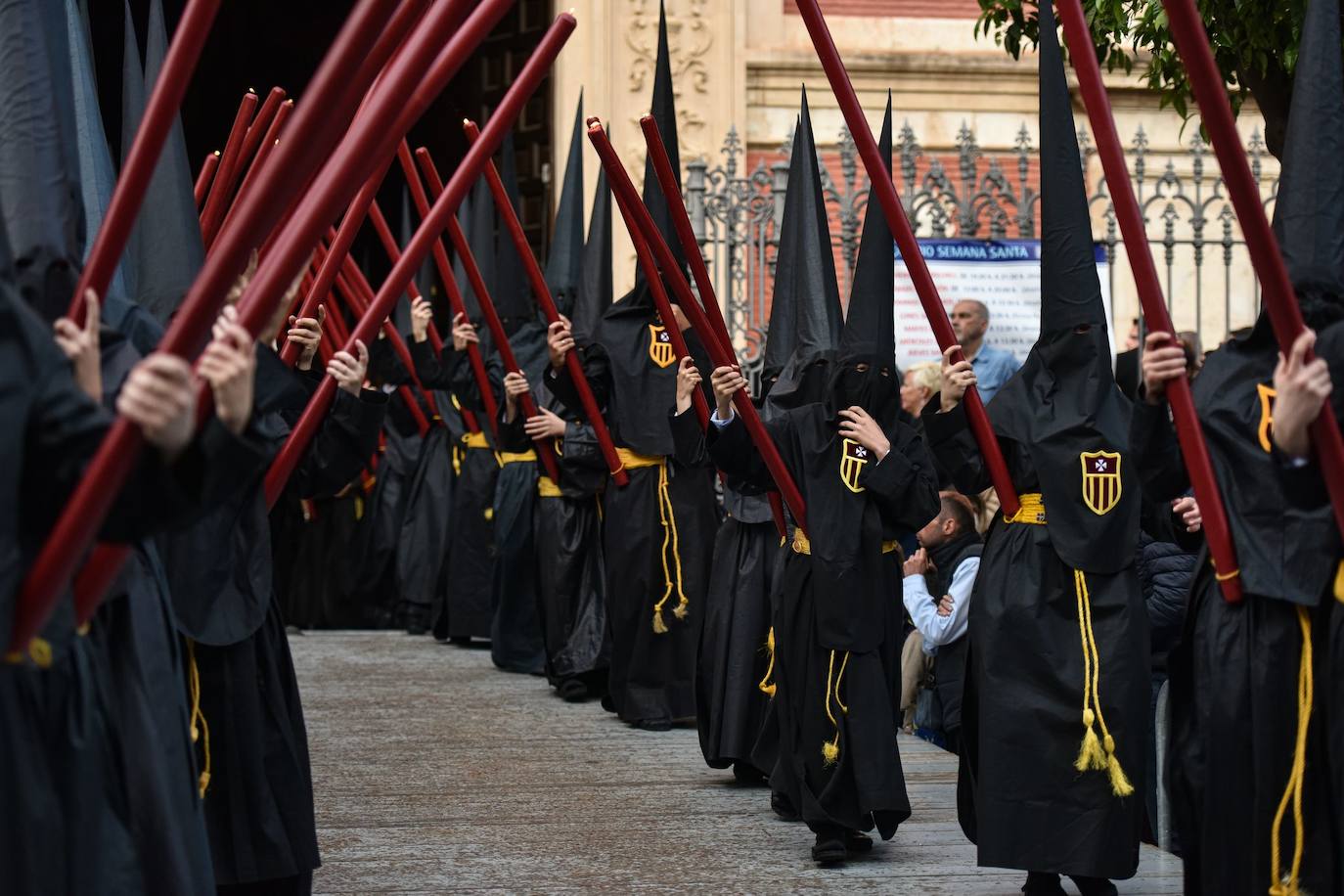 Multitud de fieles aguardan en la plaza del Salvador para ver la salida de la Hermandad de Pasión