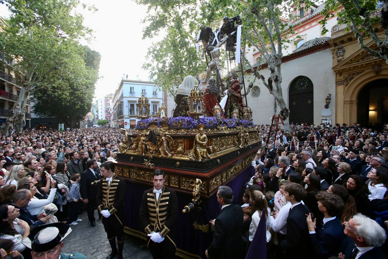 Gran expectación en la plaza de la Magdalena para ver la salida de la hermandad de la Quinta Angustia
